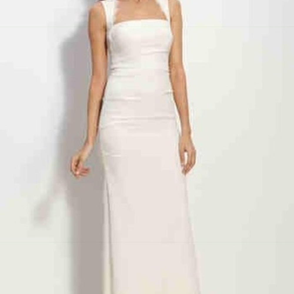 Elegant White Sleeveless Dress